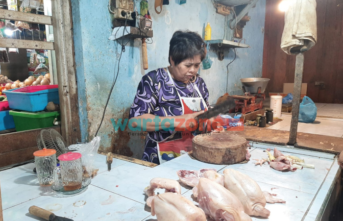 Foto: Salah seorang pedagang ayam di Pasar Tanjung, Devi (50) mengeluhkan sepinya pembeli.