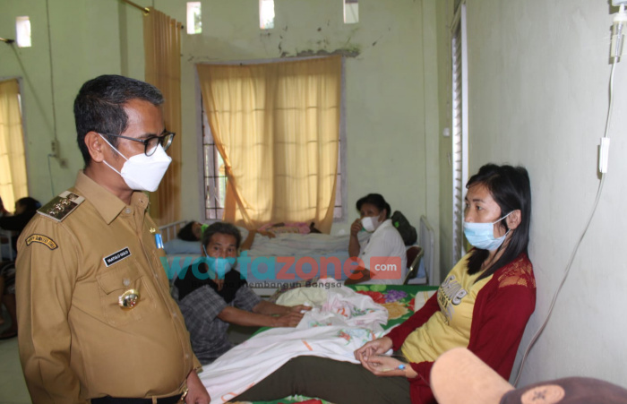 Foto: Bupati Nias, Ya'atulo Gulo, saat menjenguk warganya yang diduga mengalami keracunan makanan di Puskesmas Botombawo.