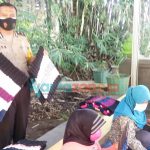 Foto: Aipda Eky Soekarno sukses bangkitkan ekonomi warga lewat keset kaki berbahan kain limbah konveksi.