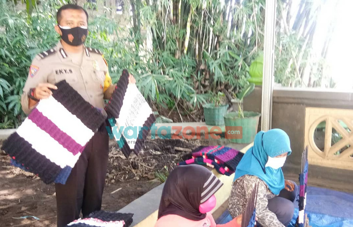 Foto: Aipda Eky Soekarno sukses bangkitkan ekonomi warga lewat keset kaki berbahan kain limbah konveksi.