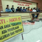 Foto: Ditreskrimum Polda Jatim meringkus komplotan spesialis pencurian kabel bawah tanah milik telkom.