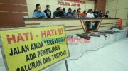 Foto: Ditreskrimum Polda Jatim meringkus komplotan spesialis pencurian kabel bawah tanah milik telkom.