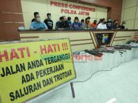 Foto: Ditreskrimum Polda Jatim meringkus komplotan spesialis pencurian kabel bawah tanah milik telkom.