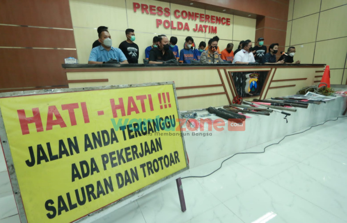 Foto: Ditreskrimum Polda Jatim meringkus komplotan spesialis pencurian kabel bawah tanah milik telkom.