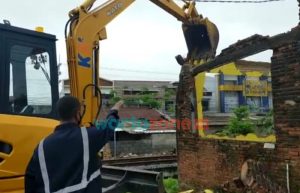 KAI Daop 9 Jember Bongkar Puluhan Bangunan Liar Depan Roxy Mall
