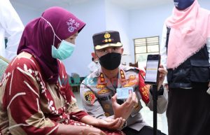 Kapolres Telaten Bimbing Masyarakat Manfaatkan Aplikasi PeduliLindungi