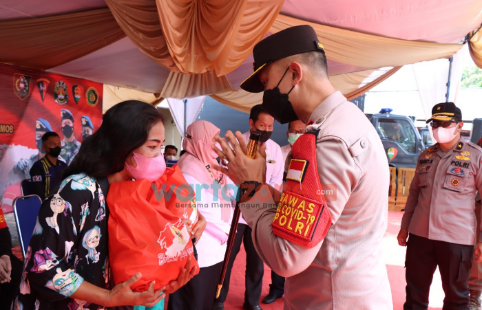 Pusdik Brimob Lemdiklat Polri, Lemdiklat Polri, Baksos Vaksinasi, Vaksinasi di Pasir Putih Situbondo, Berita Situbondo,
