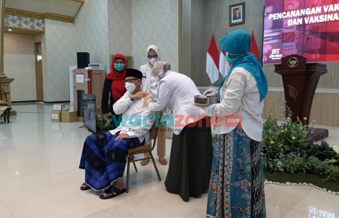 Wakil Bupati Jember, Muhammad Balya Firjaun Barlaman, Wabup Jember Gus Firjaun, Vaksinasi lanjutan booster, Berita Jember, Jember,