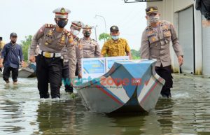 Polantas Peduli, Gunakan Perahu Bagikan Sembako Kepada Warga Terdampak Banjir