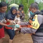 Foto: Polres Pasuruan Kota turun langsung membantu masyarakat terdampak banjir Kecamatan Grati yang bertahan di rumahnya.