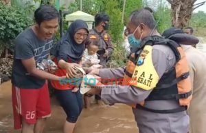 Polres Pasuruan Kota Serahkan Bantuan Warga Terdampak Banjir