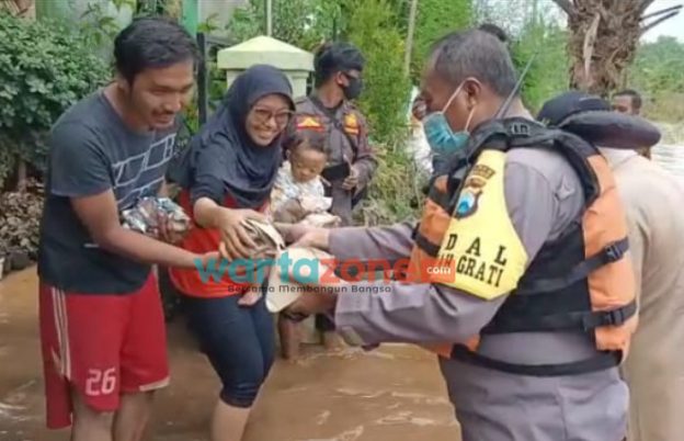 Foto: Polres Pasuruan Kota turun langsung membantu masyarakat terdampak banjir Kecamatan Grati yang bertahan di rumahnya.