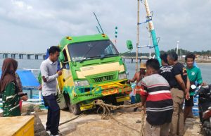 Rem Slong di Tepi Dermaga Dungkek Sumenep, Truk Bermuatan Pakan Udang Nyemplung ke Laut