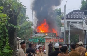 Warung Sembako di Pulau Giliraja Sumenep Ludes Terbakar, Gas Bocor Sambar Bensin Eceran