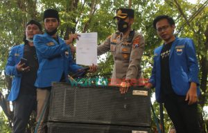 Aksi Heroik Kapolres Sumenep Naik Mobil Komando PMII, Pastikan Proses Penyebar Hoaks