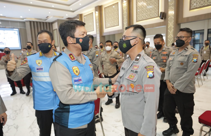 Anggota Polda Jatim Raih Penghargaan Pendidikan Perwira dari Kapolri