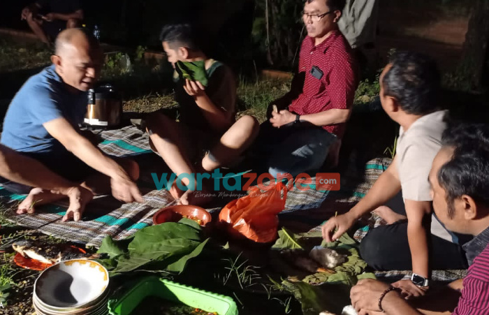 Bupati Jepara, Bupati Dian Kristiandi, bakar ikan bersama warga Mlonggo, Berbaur Bakar Ikan, Bupati Jepara Dekat dengan Warga,