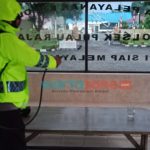 Cegah Penularan Covid-19, Personel Polsek Pulau Raja Asahan Lakukan Penyemprotan Disinfektan