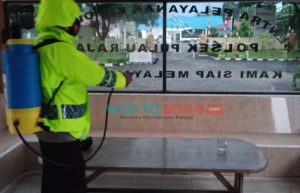 Cegah Penularan Covid-19, Personel Polsek Pulau Raja Asahan Lakukan Penyemprotan Disinfektan