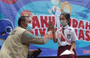 Dipangku dan Tos! Trauma Healing Vaksinasi dari Polisi ke Siswa SD di Bondowoso