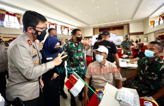 Dongkrak Persentase Vaksinasi, Kapolda Jatim Cek Vaksinasi Serentak di Mojokerto