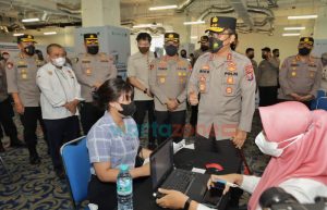 Dorong Percepatan Vaksinasi, Kapolda Jatim Cek Vaksinasi Serentak dan Dialog Virtual dengan Kapolri
