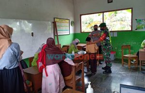 Duet Bhabinkamtibmas Dan Bhabinsa Monitoring Vaksinasi Anak di MI Nurul Hasan Ponorogo