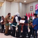 Gubernur Khofifah Serahkan Santunan kepada Ahli Waris Korban Ritual Maut Pantai Payangan Jember