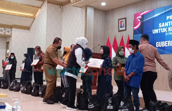 Gubernur Khofifah Serahkan Santunan kepada Ahli Waris Korban Ritual Maut Pantai Payangan Jember