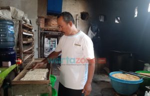 Harga Kedelai Naik Sebulan Terakhir, Pengrajin Tempe di Jember Siasati Perkecil Ukuran