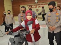 Kapolda Jatim Kembalikan Motor Milik Wanita Ojol Korban Curanmor