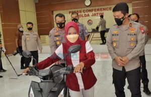 Kapolda Jatim Kembalikan Motor Milik Wanita Ojol Korban Curanmor