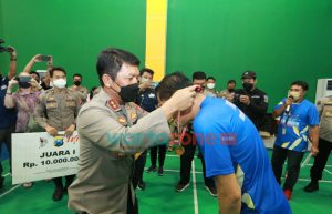Tutup Turnamen Bulu Tangkis Antar Media, Kapolda Jatim Serahkan Tropi dan Hadiah
