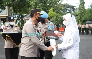 Kapolres Sampang Serahkan 3 Sepeda Motor, Pemenang Undian Doorprize Vaksinasi Serentak