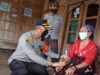 Kapolres Situbondo Door to Door Edukasi Lansia Untuk Divaksin