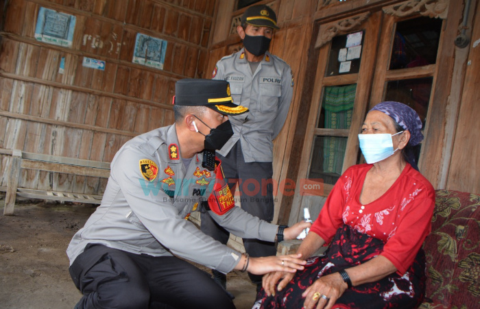 Kapolres Situbondo Door to Door Edukasi Lansia Untuk Divaksin