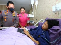 Kapolri, Jenderal Listyo Sigit Prabowo, Sinta Aulia, Rumah Sakit Polri, Kapolri Jenguk Sinta Aulia, Anak Penderita Tumor Kaki, Penderita Tumor Kaki,