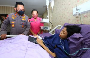 Kapolri Jenguk Sinta Aulia, Anak Penderita Tumor Kaki