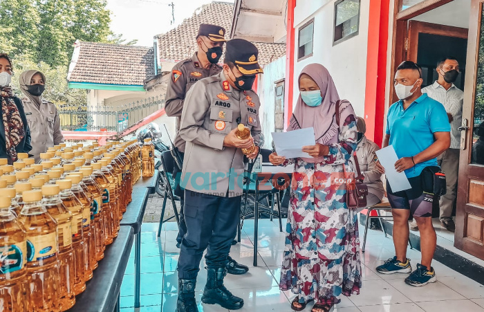 Lakukan Cara Unik, Polres Blitar Kota Ajak Warga Ikut Vaksin Berhadiah Minyak Goreng