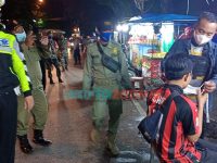 Pasukan Pamor Keris Polres Pamekasan Gencar Operasi Prokes ke Cafe dan Pertokoan