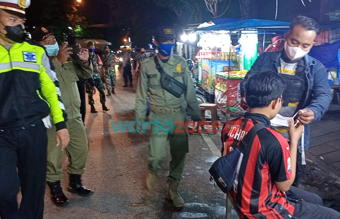 Pasukan Pamor Keris Polres Pamekasan Gencar Operasi Prokes ke Cafe dan Pertokoan