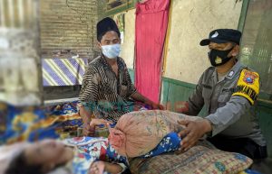 Peduli Penderita Gizi Buruk, Polsek Besuk Probolinggo Berikan Bantuan