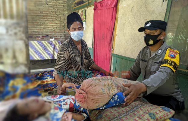 Peduli Penderita Gizi Buruk, Polsek Besuk Probolinggo Berikan Bantuan