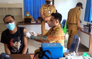 Pelaksanaan Vaksinasi Booster Untuk Perangkat Desa di Kantor Kecamatan Kaliwates