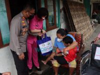 Penyandang Disabilitas Terima Bantuan Kursi Roda dari Kapolres Nganjuk