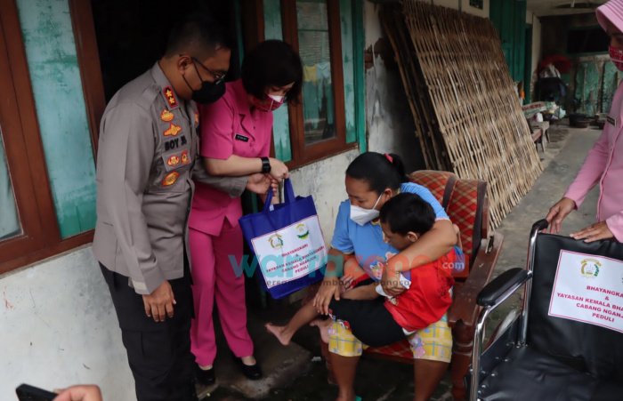 Penyandang Disabilitas Terima Bantuan Kursi Roda dari Kapolres Nganjuk