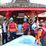 Personel Gabungan Evakuasi Korban Bencana Banjir di Ngasinan Jetis Ponorogo