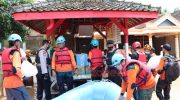 Personel Gabungan Evakuasi Korban Bencana Banjir di Ngasinan Jetis Ponorogo