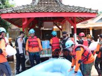 Personel Gabungan Evakuasi Korban Bencana Banjir di Ngasinan Jetis Ponorogo