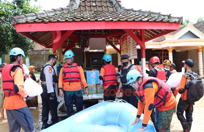 Personel Gabungan Evakuasi Korban Bencana Banjir di Ngasinan Jetis Ponorogo